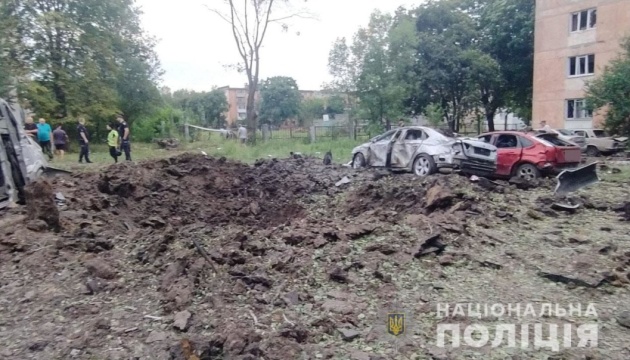 На Харківщині снаряд впав поруч із багатоквартирним будинком