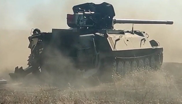 Ukrainische Soldaten bauen Artilleriesystem aus erbeuteten Waffen zusammen - Generalstab