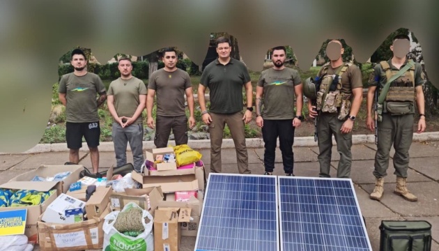 Українським бійцям передали автономну сонячну станцію