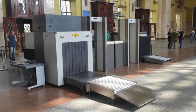 Металошукачі та рентген: на залізничному вокзалі Харкова посилюють безпеку