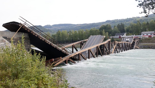 В Норвегии обрушился 150-метровый мост через реку