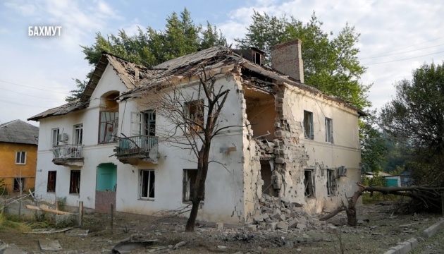 Brennende Häuser: Stadt Bachmut unter Dauerbeschuss