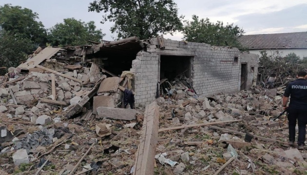 Загарбники вночі обстріляли одну із громад Миколаївщини - пошкоджені будинки