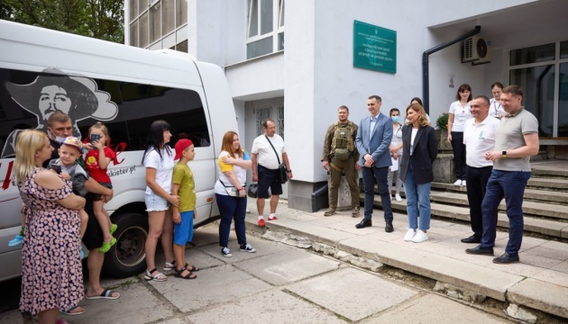 На лечение за границу отправились еще семь маленьких украинцев - Зеленская