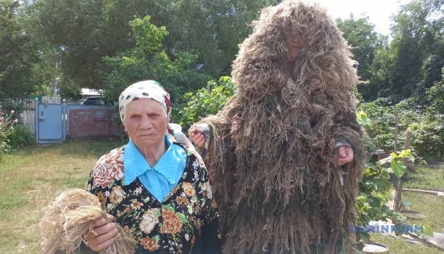 Любов Ярош у 102 роки допомагає плести «кікімори» для захисників