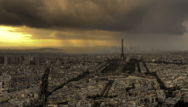 Негода наробила лиха у Парижі: місто підтопило, порушена робота метро і залізниці