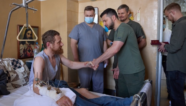 Zelensky visits wounded soldiers in hospital in Lviv region