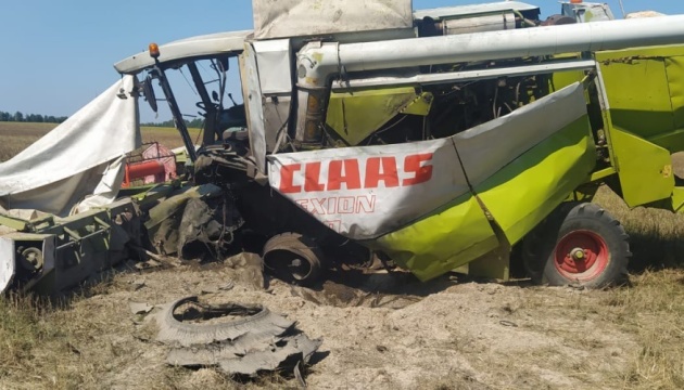 На Київщині у полі підірвався трактор, водій поранений