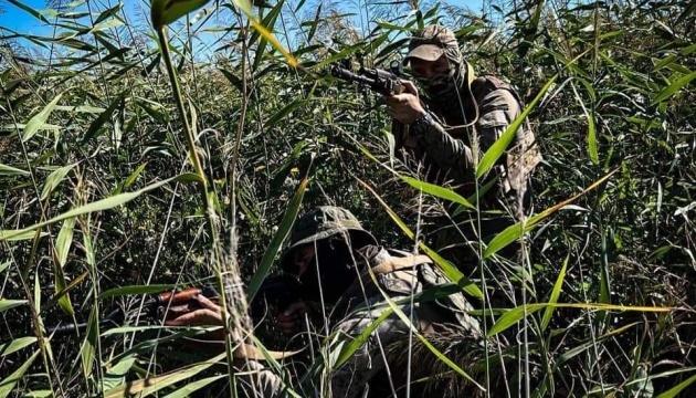 Marinesoldaten zerstören feindliches Artilleriegeschütz „Pion“