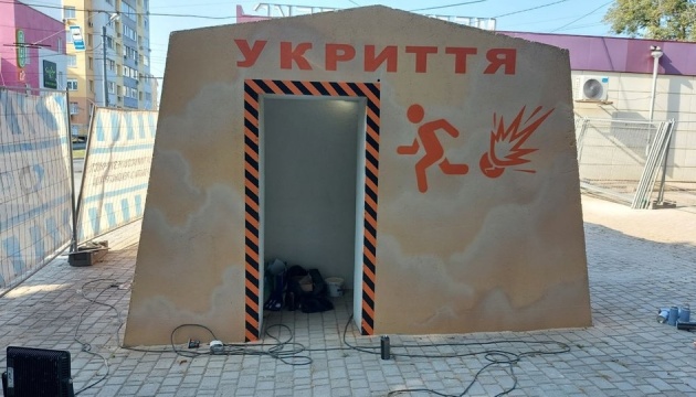 У Харкові встановили першу зупинку-укриття