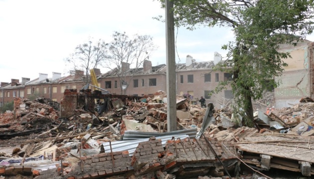 В Харькове из-под завалов разрушенной россией трехэтажки достали тела 15 погибших