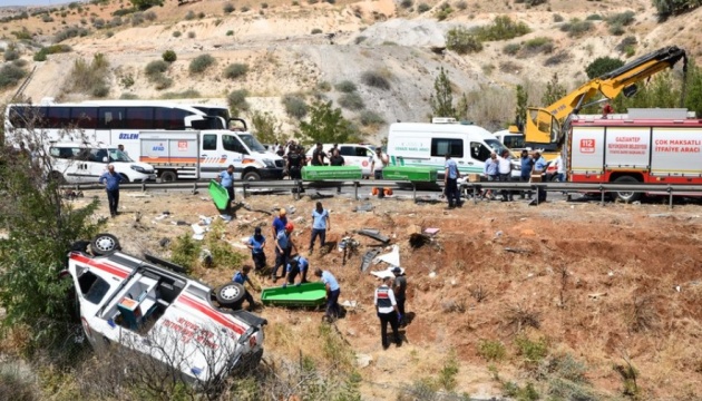 У Туреччині автобус в’їхав у «швидку» та пожежне авто: 16 загиблих, понад 20 поранених