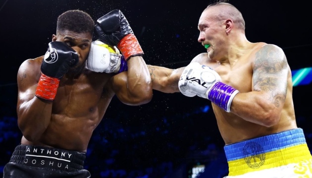ボクシングのウシク、ジョシュアに判定勝ち　「この試合はウクライナに捧げる」