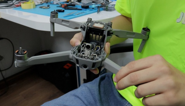 16-ročný letecký modelár z Černihivu vyrába drony pre ozbrojené sily