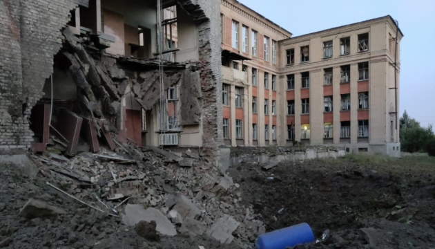 Russians shell Kostiantynivka, Toretsk, damage houses, school