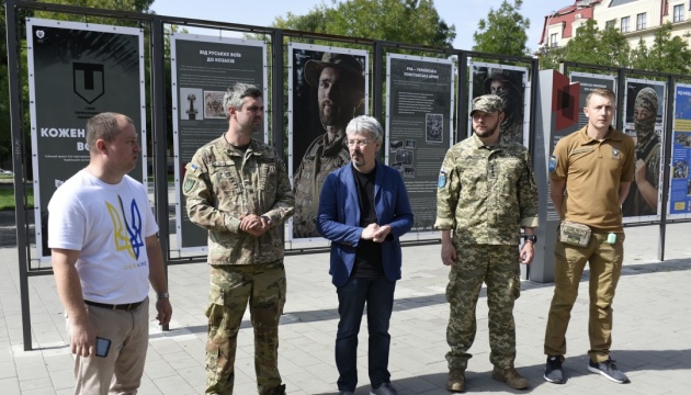 У Києві відкрилася виставка «Кожен із нас — воїн»