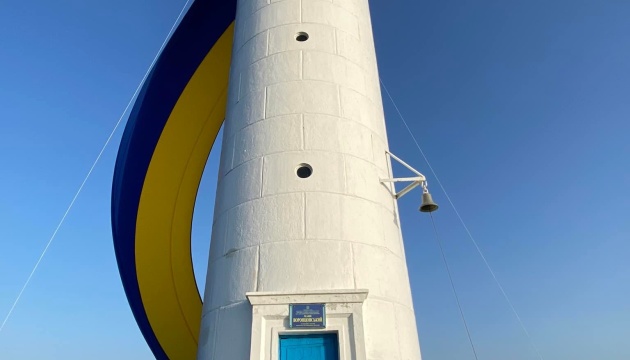 Bandera de Ucrania de 18 metros desplegada en el faro de Vorontsov en Odesa