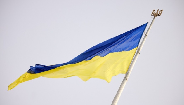 Ukrainische Flagge im Dorf Ternowa an Grenze zu Russland