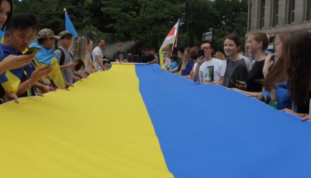 На центральній площі Сеула розгорнули 20-метровий прапор України