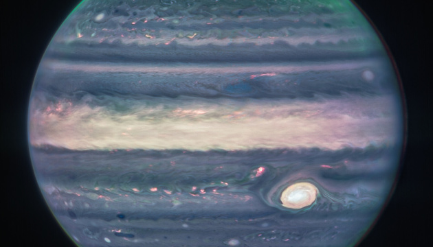 Полярні сяйва і супутники: James Webb зробив нові світлини Юпітера