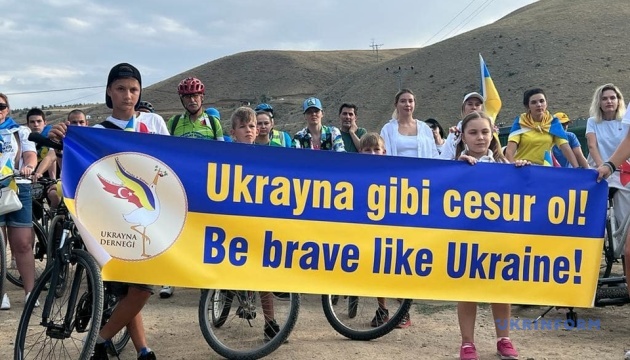 В Анкарі до Дня Державного прапора України влаштували велопробіг з прапорами