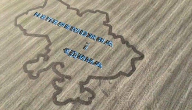 На Хмельниччині аграрії створили на полі мапу України площею 1 га