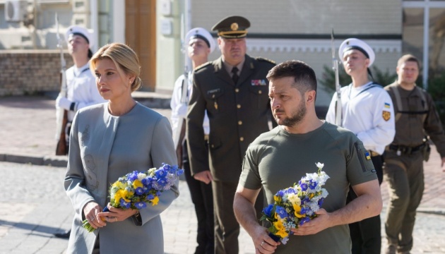 Präsident und First Lady verehren gefallene Verteidiger der Ukraine