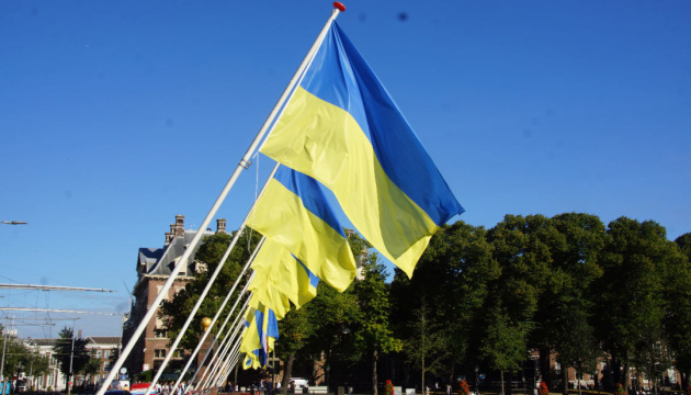 У День Незалежності в Гаазі замість прапорів 12-ти нідерландських провінцій повісили українські прапори