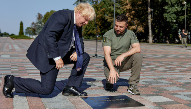 V Kyjeve bolo meno Borisa Johnsona vyryté do Uličky odvahy
