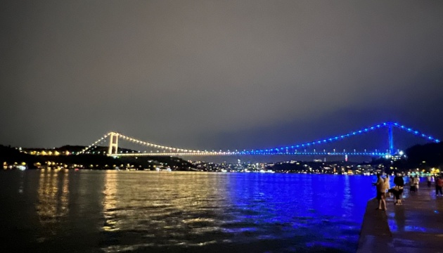 Найвідоміші символи Туреччини підсвітили синьо-жовтими кольорами