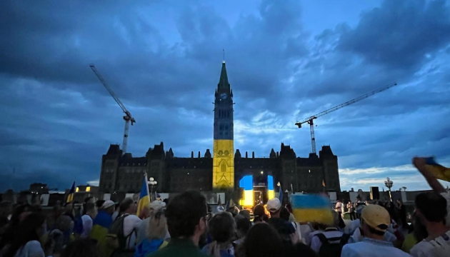 Парламент Канади підсвітили синьо-жовтими кольорами