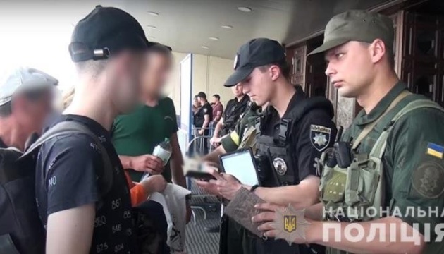 У Києві чоловік намагався пройти на залізничний вокзал з бойовою гранатою