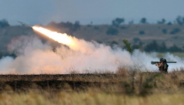 Ukrainian tanks strike enemy artillery