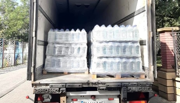 Посольство Ізраїлю відправило до Одеси та Миколаєва 100 тисяч пляшок питної води