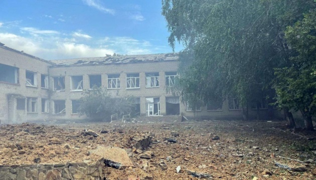 Загарбники за добу обстріляли 10 населених пунктів Донеччини, є загиблі та поранені