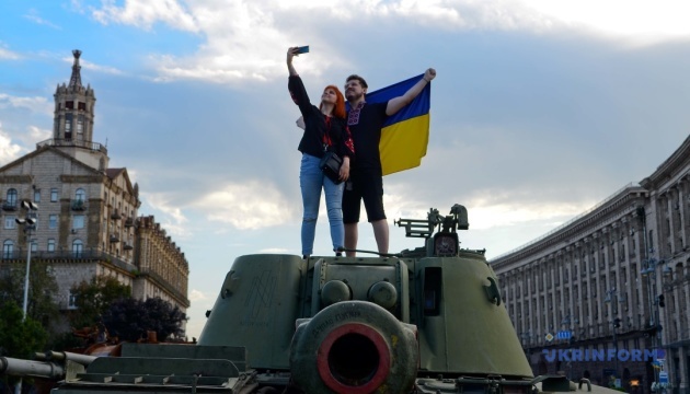 Vo vyšívaných šatách a s celými rodinami: ako išli Ukrajinci na „prehliadku“ ruskej hanby