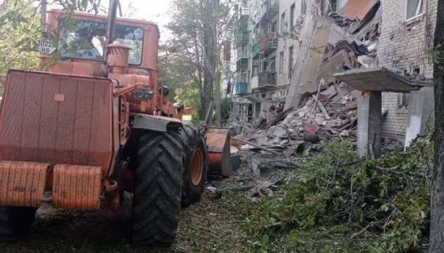 Rescuers dismantle rubble of apartment block partially destroyed in Russia’s shelling of Bakhmut