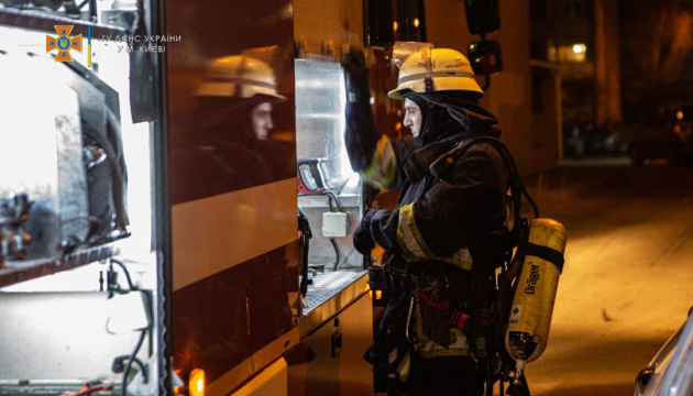 Пожежа в Києві: рятувальники не дали вогню перекинутися на гаражі
