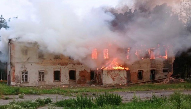 Через обстріли Сумщини загарбники пошкодили будинок культури