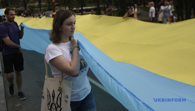430-meter Ukrainian flag unfolded to connect two banks of Dnieper in Kyiv
