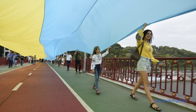 Bandera de Ucrania de 430 metros desplegada para conectar dos orillas del Dniéper en Kyiv