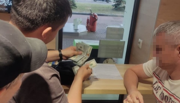  У Києві викладач одного з вишів відправляв ухилянтів за кордон під виглядом «студентів»