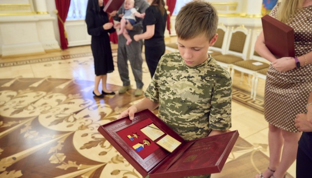 President Zelensky presents Golden Star Orders to families of fallen Heroes of Ukraine
