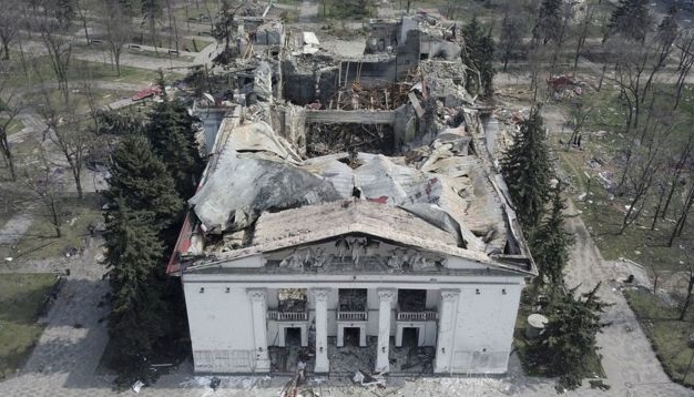 Verborgene Verbrechen: In Mariupol rissen Eindringlinge ein zerbombtes Theater ab