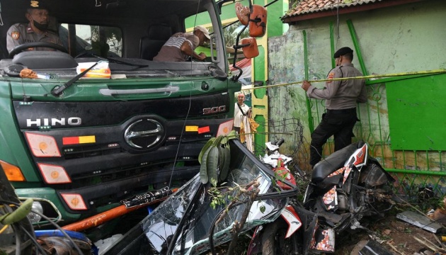 В Індонезії вантажівка в’їхала у зупинку - 10 загиблих