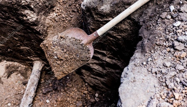 У лісі захопленої громади на Харківщині загарбники викопали ями для утримання людей