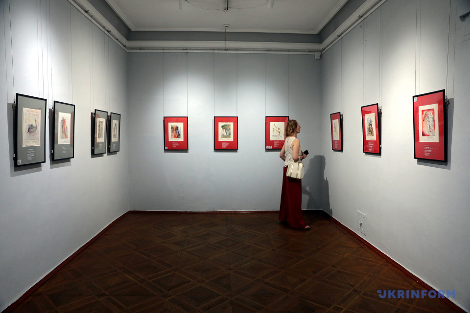 У Києві відкрилася виставка малюнків Сальвадора Далі / Фото: Геннадій Мінченко. Укрінформ 