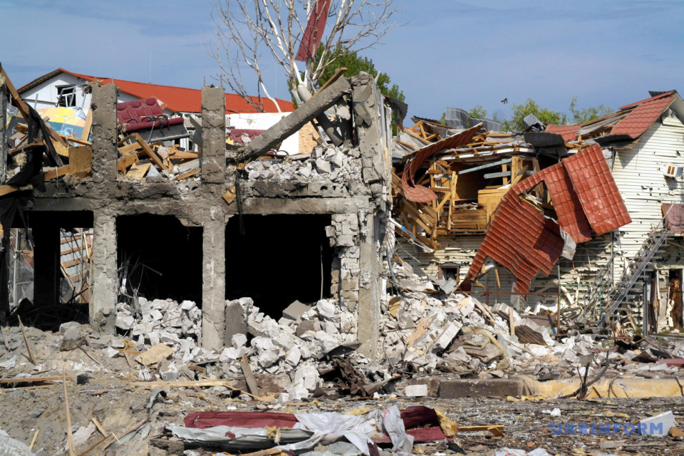 Последствия ракетного удара по базам отдыха в Затоке / Фото: Юлий Зозуля, Укринформ