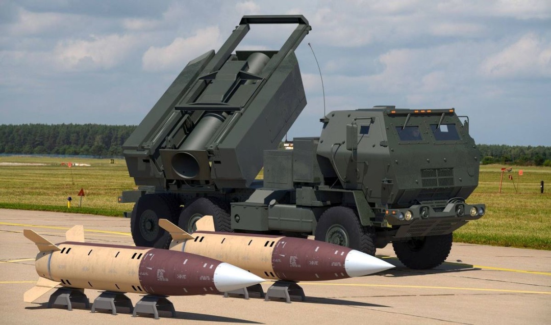 М142 HIMARS multiple rocket launcher launcher and ATACMS missiles. Photo by Mariusz Burcz