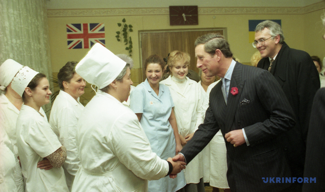 キーウ市内の老人・障害者の家で働く人々と会うチャールズ当時英皇太子（１９９６年）　写真：Ｓ．ドルジェンコ